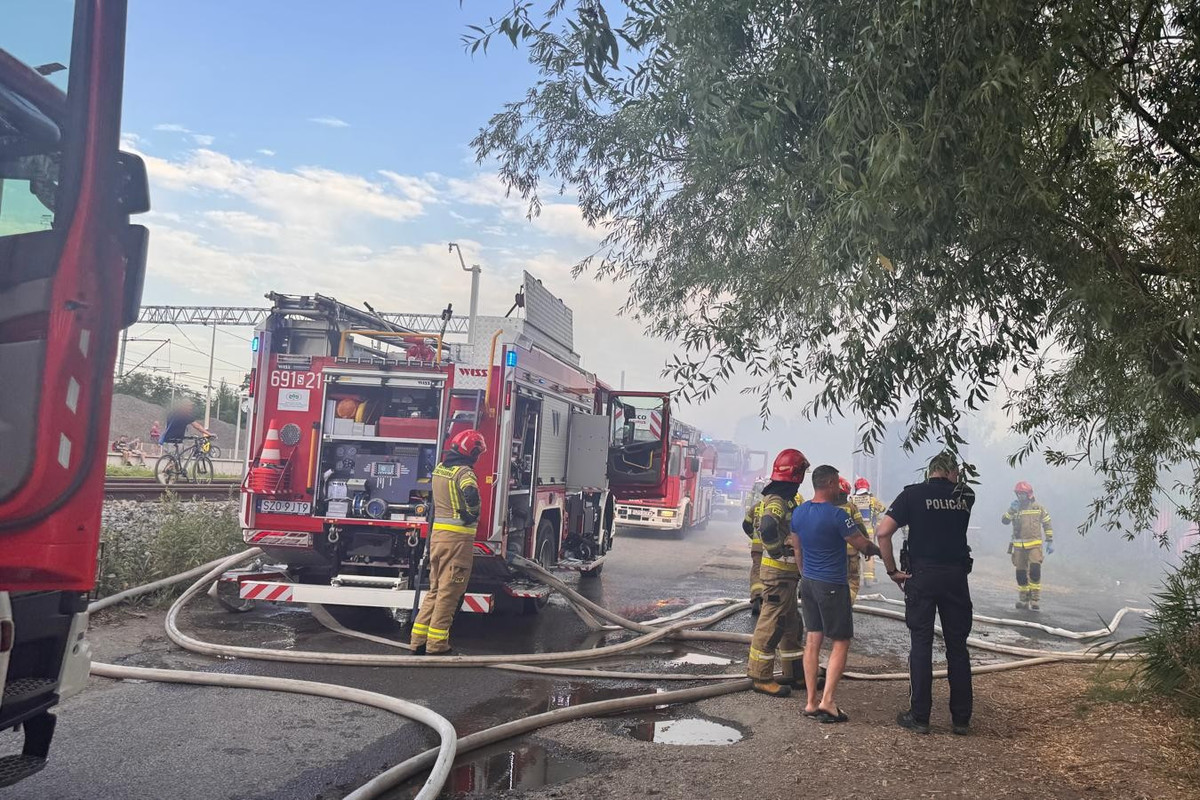 Groźny pożar w Żorach. Eksplozje butli gazowych i ewakuacja mieszkańców