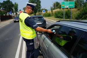 Policjant rozdający wodę