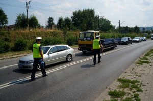 Policjanci rozdają wodę