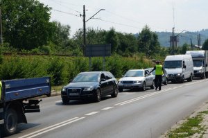 Policjanci rozdają wodę