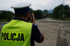 Policjant w czasie działań z aparatem