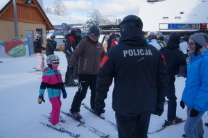 policjanci uczą jeździć na nartach