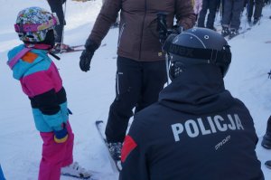 policjanci uczą jazdy na nartach