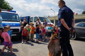 Ares w czasie wizyty przedszkolaków