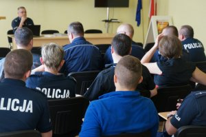 policjanci w czasie pisania testu