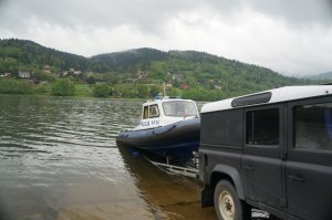 wodowanie łodzi oraz fragment samochodu