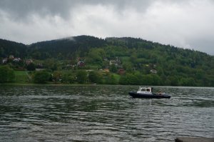 łódź na jeziorze w tle góry