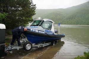 łódka na wózku samochodowym częściowo zanurzona w wodzie
