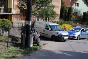 Widok słupa quada oraz samochodów