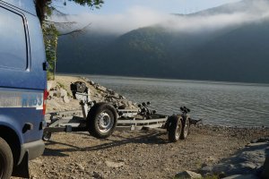 fragment radiwowzu i wózka do wyciągania łódki w tle jezioro oraz góry