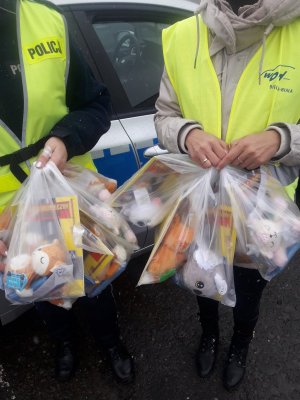 zbliżenie na paczki które trzymają osoby