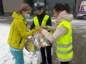 przekazanie paczek na ręce pani pielęgniarki