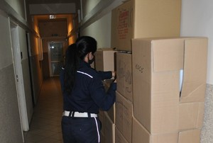 policjantka pakuje rzeczy do kartonów
