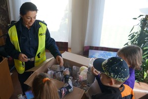 policjantka wręcza dzieciom prezenty