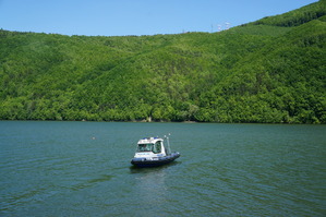 łódka na jeziorze w tle góry