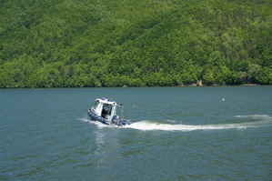 łódka pływająca na jeziorze w tle góry