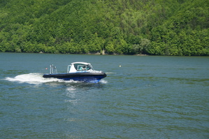 łódka pływająca na jeziorze