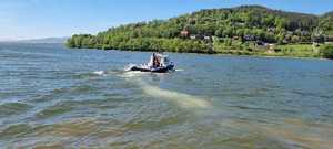 Łódka pływa po jeziorze w tle góry