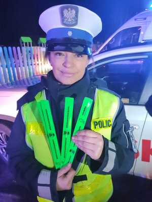 policjantka trzyma odblaski
