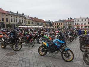 zdjęcie kolorowe motocykle na rynku