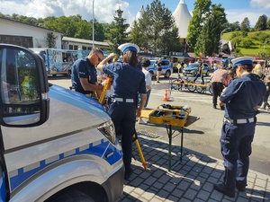 zdjęcie kolorowe stoisko z policyjnym sprzętem