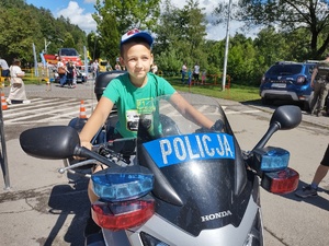 chłopczyk na policyjnym motocyklu zdjęcie kolorowe