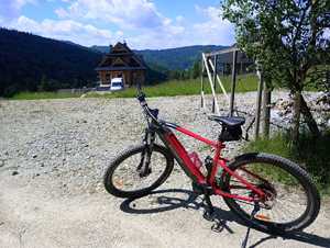 kolorowe zdjęcie roweru w tle góry