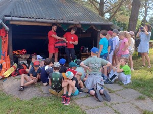 zajęcie prowadzone przez ratowników wopru dotyczące zakładania kamizelki ratunkowej