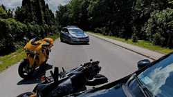 zdjęcie poglądowe kolorowe motocykle na drodze fragment samochodu w tle radiowóz