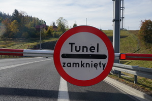 zdjęcie kolorowe poglądowe przedstawiające szlaban ze znakiem z napisem &quot;tunel zamknięty&quot;