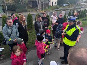 zdjęcie kolorowe, policjantka rozdaje odblaski