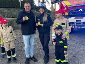 zdjęcie kolorowe, policjantka i redaktor