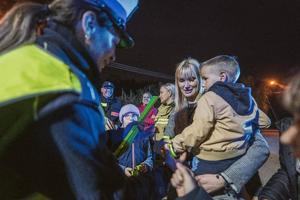 zdjęcie kolorowe policjantka rozdaje odblaski