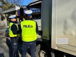 zdjęcie kolorowe policjanci w czasie kontroli kierowcy