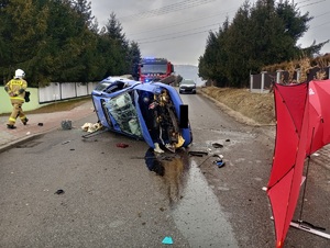 zdjęcie kolorowe samochód na boku na drodze