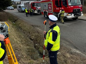 zdjęcie kolorowe policjant podczas czynności na miejscu zdarzenia