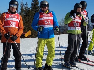 zdjęcie kolorowe, narciarze na stoku