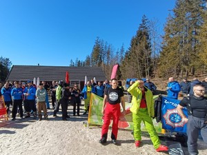 zdjęcie kolorowe narciarze