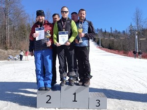 zdjęcie kolorowe osoby na podium