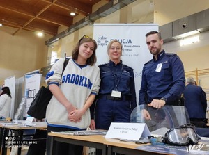 zdjęcie kolorowe, policjanci przy stoisku promocyjnym