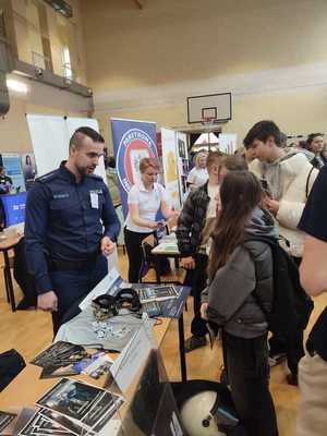 zdjęcie kolorowe, policjant z młodzieżą