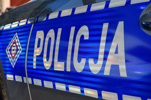 zdjęcie poglądowe napis policja na radiowozie