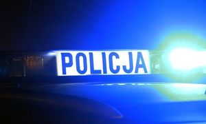 zdjęcie poglądowe napis policja na radiowozie zrobiony w nocy