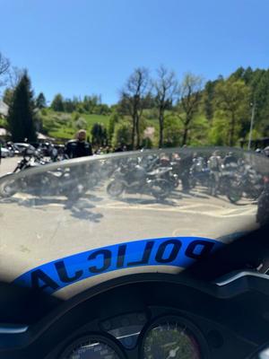 zbliżenie na policyjny motocykl w tle inni motocykliści