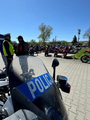 zbliżenie na policyjny motocykl w tle motocyklisci