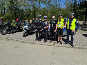 policjanci i motocykliści stoją obok siebie
