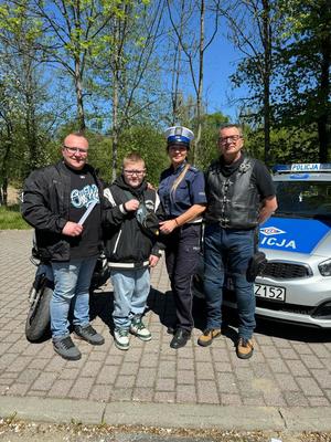 policjantka stoi obok motocyklistów