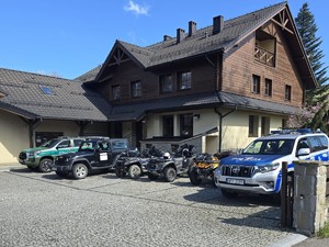 zaparkowane samochody różnych służb