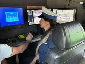 policjantka siedzi przed monitorami