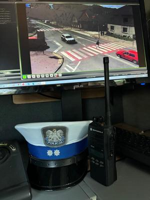 zdjęcie policyjnej czapki i monitora